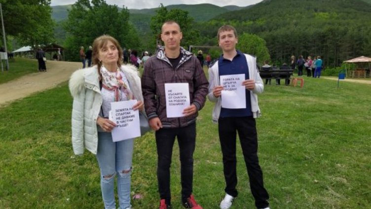 Протест срещу продажба на гора прекъсна учението в Црънча