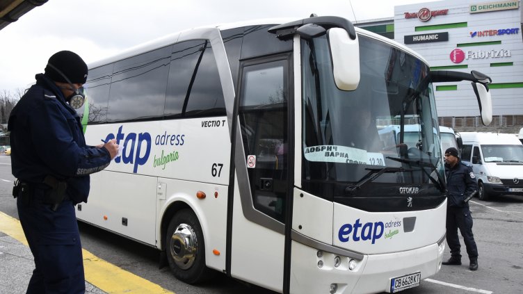 На автогарата във Варна проверяват стриктно за COVID-19(Снимки)