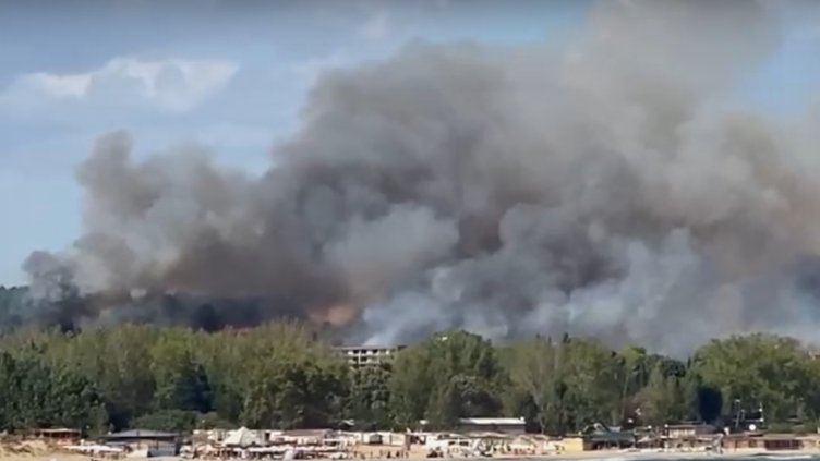 Голям пожар избухна над Созопол, евакуират хора (ВИДЕО)