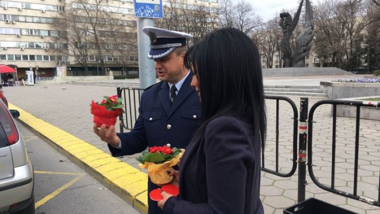 За 8 март: Катаджии подаряват цветя вместо глоби във Варна