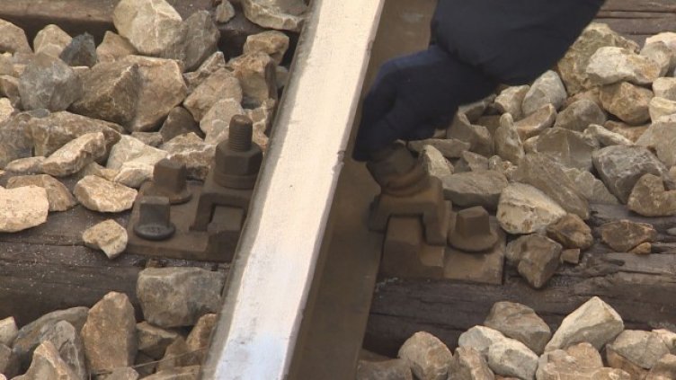 Десетки влакове минават по трасето край Своге, където дерайлира локомотив