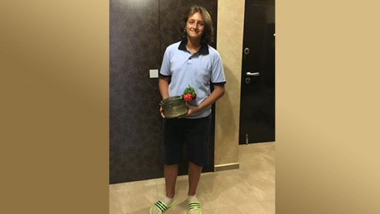 14 годишният Мартин изчаква косата си, за да я дари за онкоболни