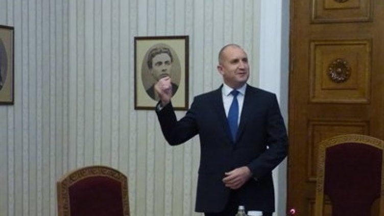 Два неуспеха, третият опит – мандатът от Радев в червени ръце