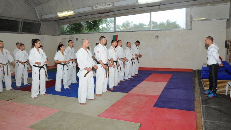 СЕНСЕЙ НИКОЛАЙ РАЧЕВ дава последни наставления на националите преди тренировката.