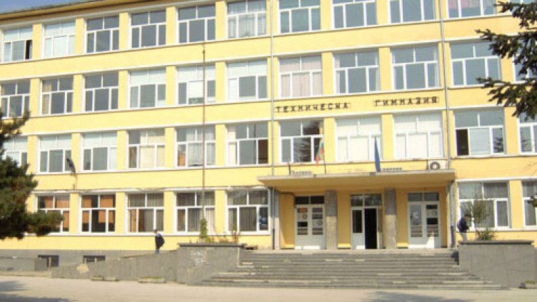 Варненци протестират срещу заключен училищен двор