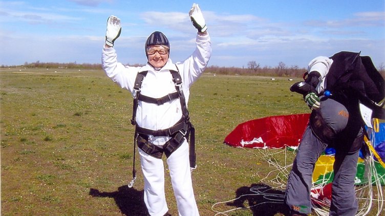 81-годишната Пенка Балева посвети парашутен скок на Деня на Варна