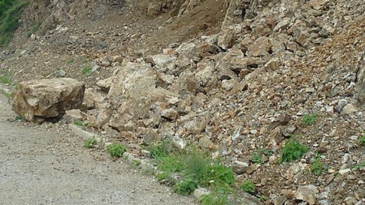 Скална маса се срути на крайбрежния път между „Албена“ и Балчик