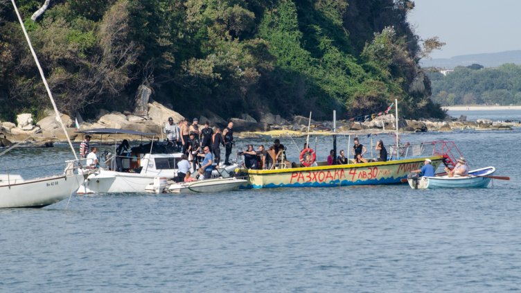 "Приятели на морето“ спасяват красив плаж във Варна от над 300 кг пластмаса