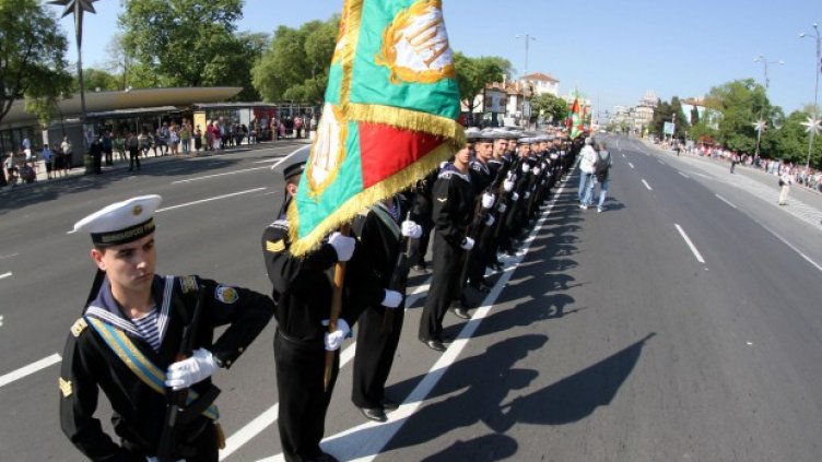 Митрополит Йоан благославя знамената за Гергьовден