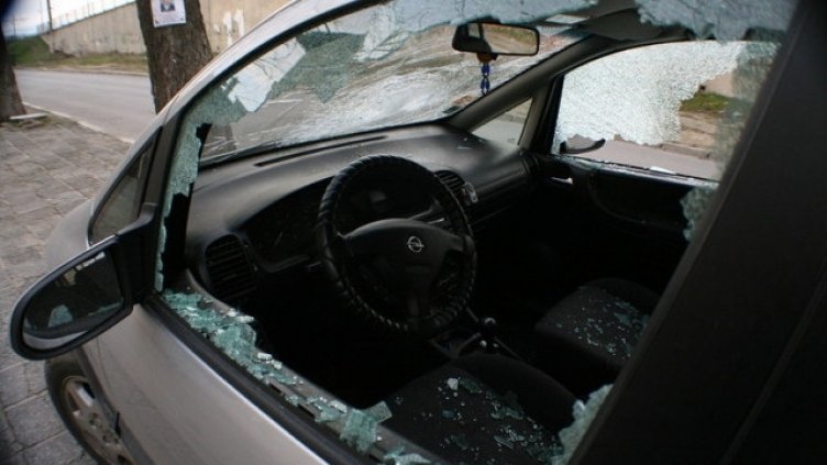 25-годишен отараши 2 автомобила във Варна