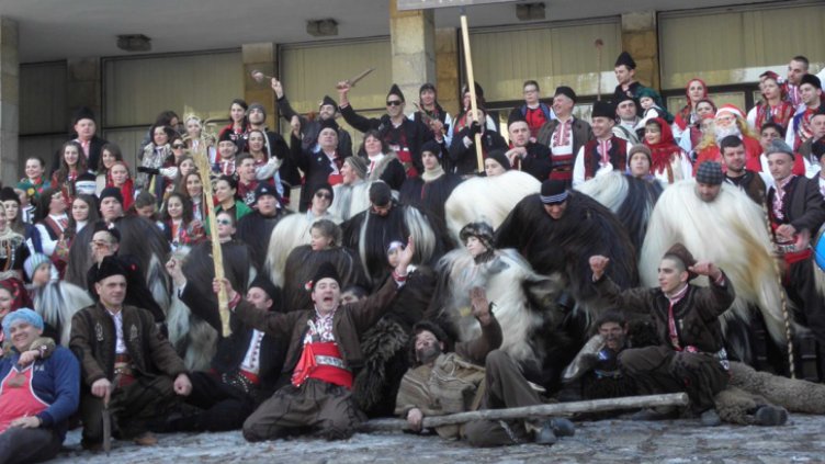Кукери-чауши изгониха злото на Сурва в Разлог