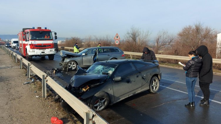 Мъртвопиян с БМВ предизвика челен удар, трима пострадаха