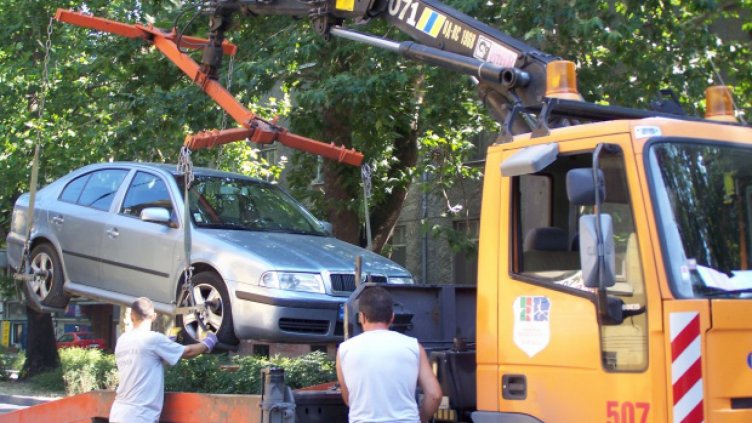 Вдигат паркиралите коли на място за автобуси край пристанището