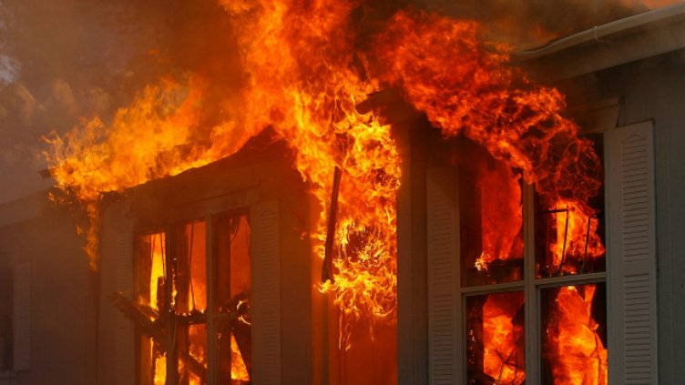 Жена от Чирпан запали къщата си