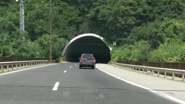 Аварирал камион блокира частично движението в тунел "Ечемишка"