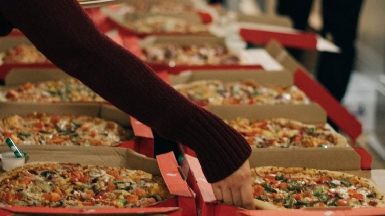 Куриер да си в днешното пандемично време: 2 бона заплата да разнасяш пици