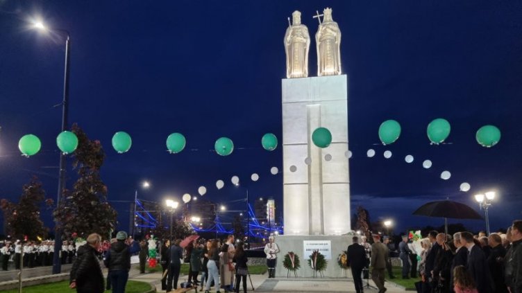 В Пазарджик беше открит 17-метров паметник на Св.св. Константин и Елена