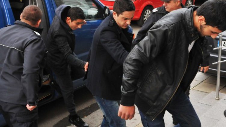 Закопчаха 12 българи и двама турци за трафик на бежанци