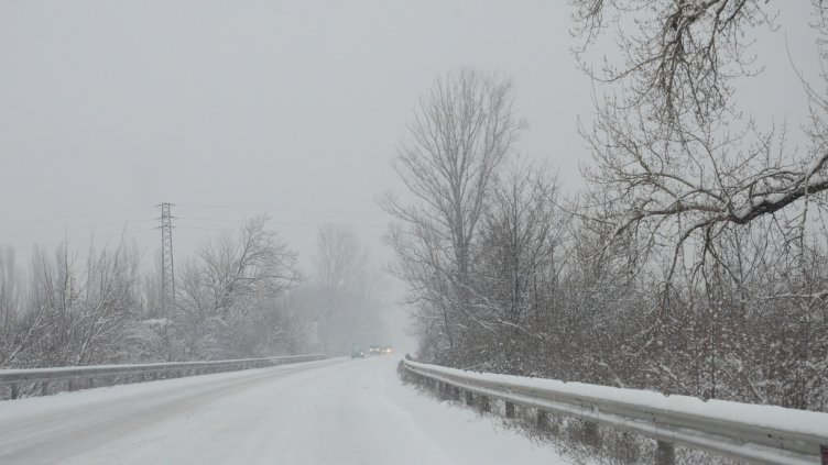 Четвъртокласната мрежа в Търговищко отново затворена заради преспи  