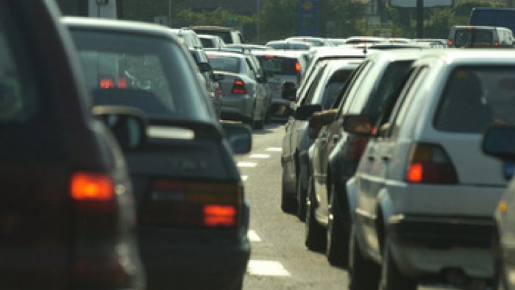 Километрични колони от автомобили се образуват на пътен възел „Симитли“
