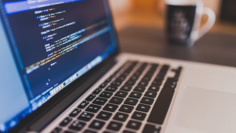 Скок на заплатите в IT сектора, намаляват парите на брокери на имоти и продавачи  