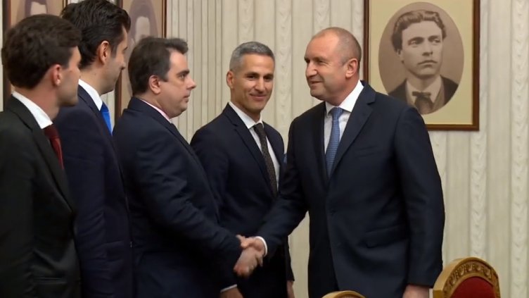 Радев завъртя рулетката: Връчи мандат за правителство на ПП (ВИДЕО)