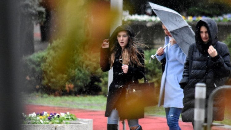 Новата седмица започва с дъжд и бурен вятър