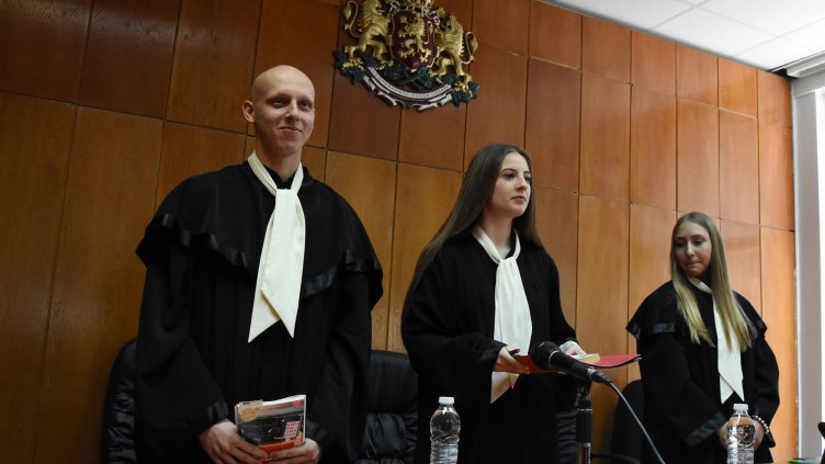 Ученици осъдиха условно шофьор, убил човек на пътя (СНИМКИ)