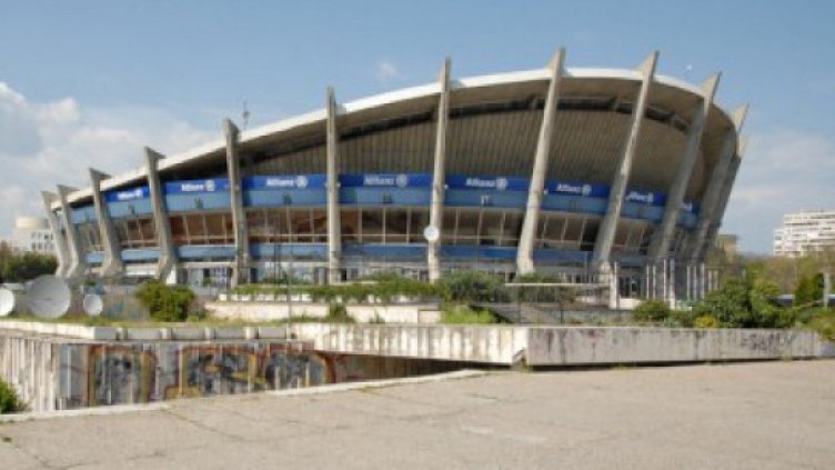 ДКС вдига наемите