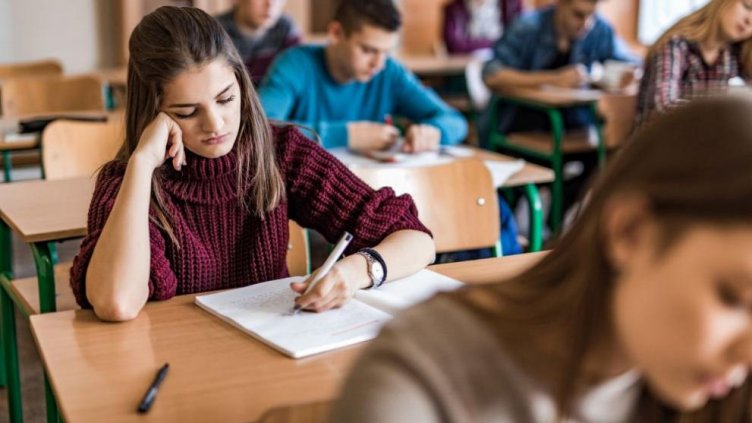 Родители на гимназисти до МОН: Върнете ги в клас, вкъщи са пред нервен срив