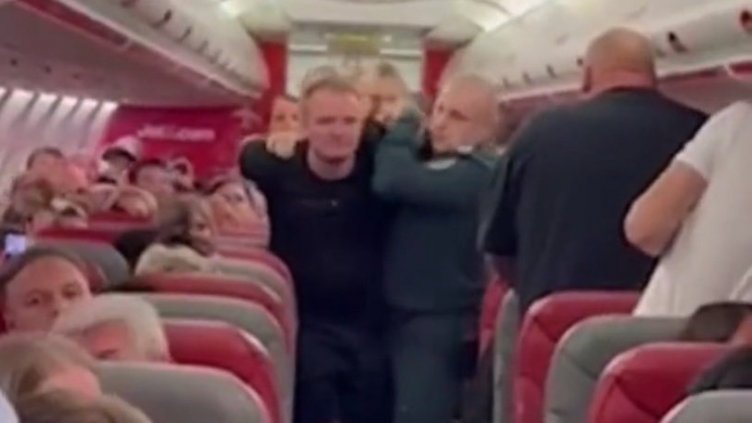 Нашенци премълчали за аварийно кацнал самолет с пиян британец на борда