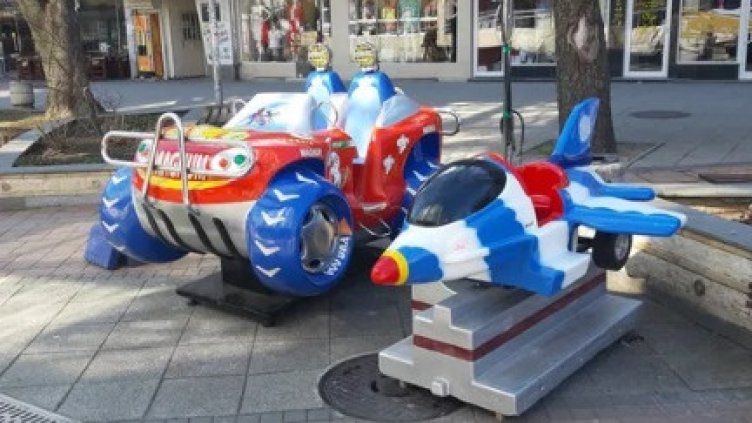 Спипаха двама непълнолетни, обрали монетниците на детски атракционни