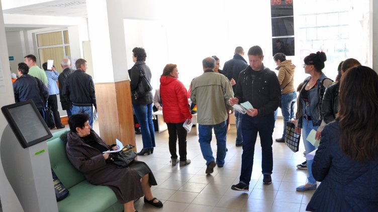 Опашки се извиха пред банка в НАП за плащане на данъци