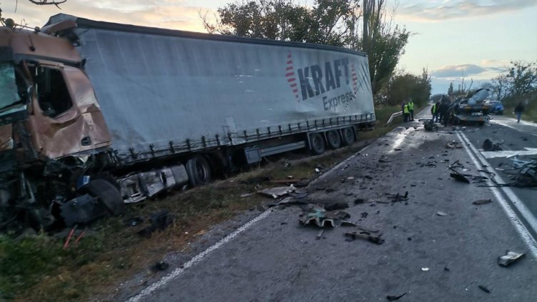 Челен удар между два товарни "Мерцедеса" остави труп на пътя край Шумен