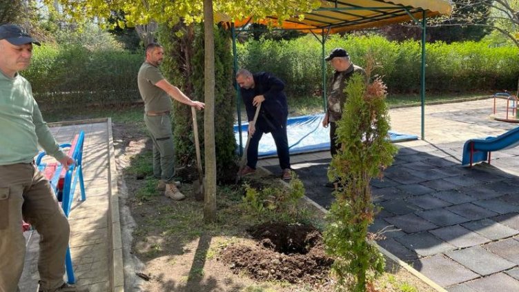 Деца и горски садиха заедно дръвчета във варненска градина (СНИМКИ)