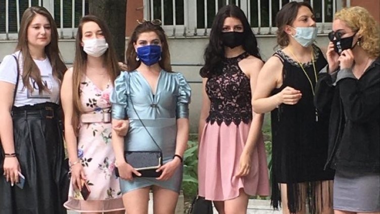 Бал на кредит и се почва – рокли, костюми, обувки… А в ресторанта – сам!