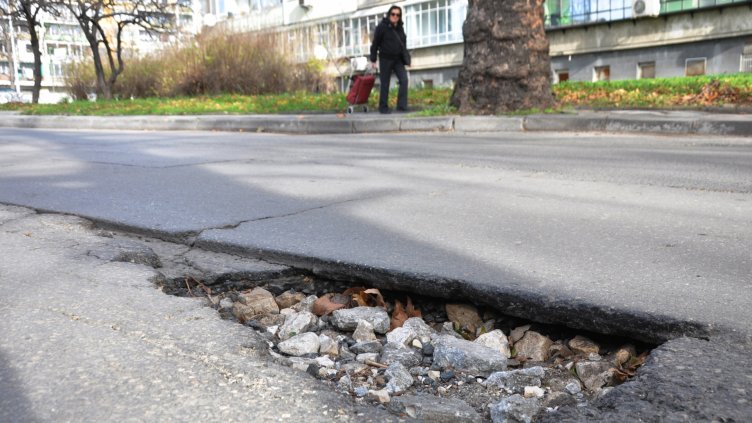 Голяма дупка отново зейна на ул. Никола Вапцаров
