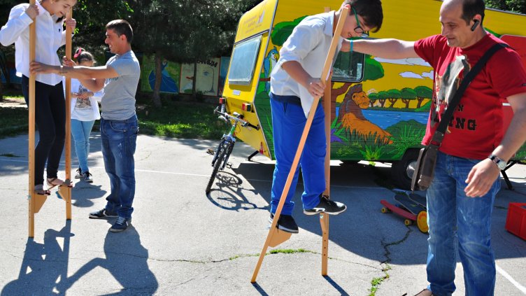 Учениците от СОУ &quot;Найден Геров&quot; се забавляваха да ходят на кокили за празника. Забавните пособия за различни игри бяха предоставени на децата от сдружение „Съучастие“. Снимка: Пламен Гутинов