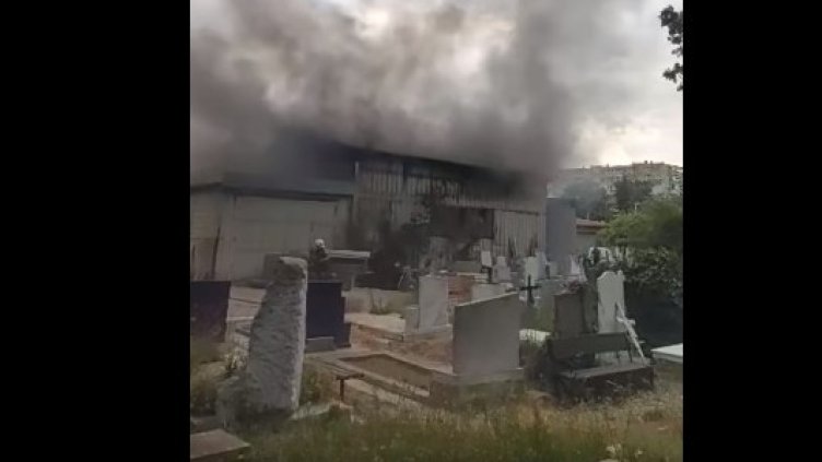 Пожар горя на Централни гробища - Варна