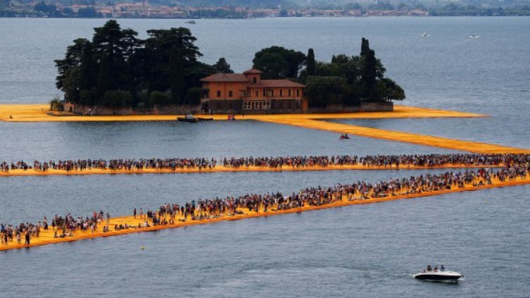 Плаващите кейове на Кристо идват на пристанището