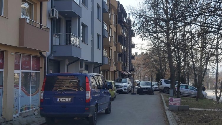 Екшън в Благоеврад! Въоръжен мъж се барикадира в дома си