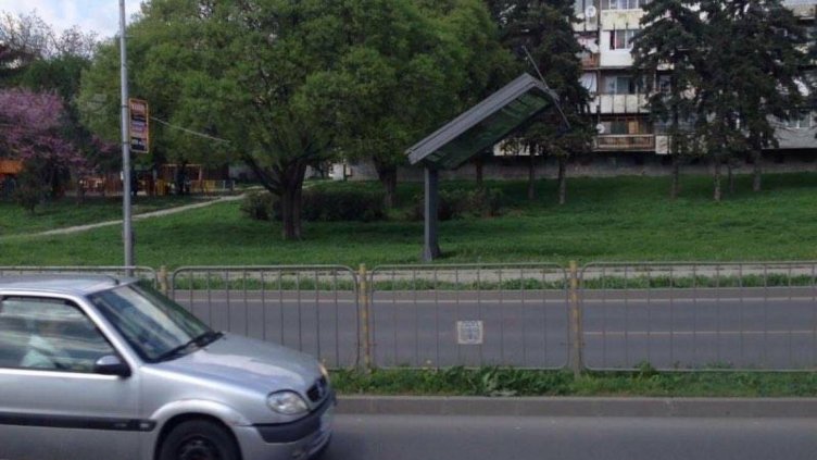 Вятърът събори и билборд във Варна