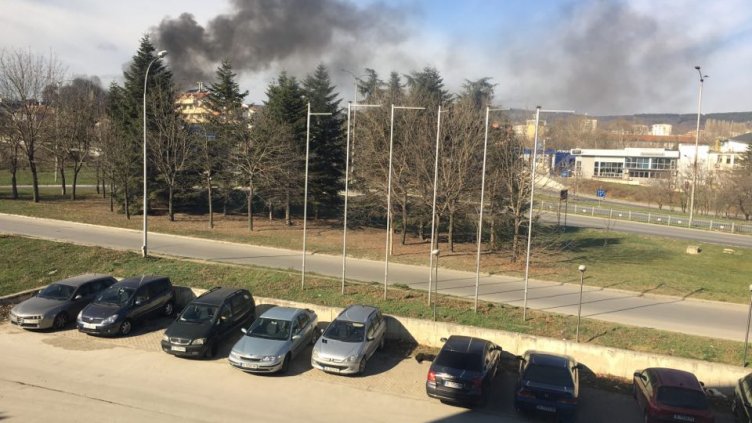 Избухна пожар в района на "Метро" във Варна (СНИМКИ)