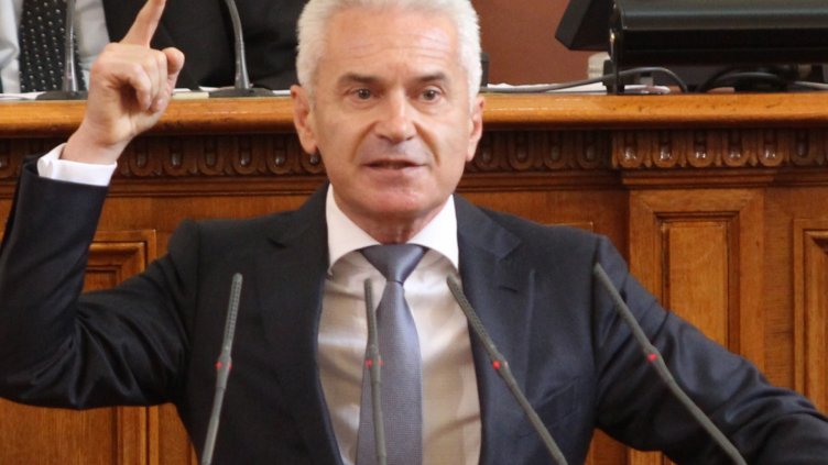 В отсъствието на &bdquo;Атака&rdquo; свалиха имунитета на Сидеров