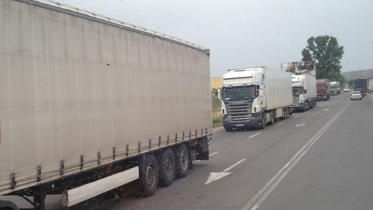 Задържаха пиян тираджия с 2,43 промила на "Тракия"