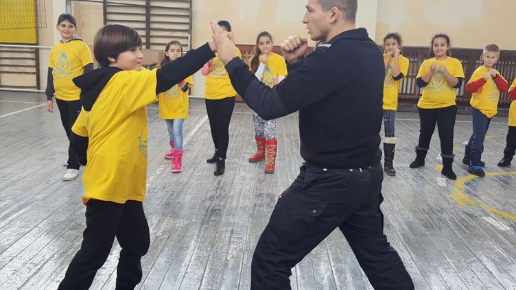 Малки полицаи в Девня се учат на самозащита