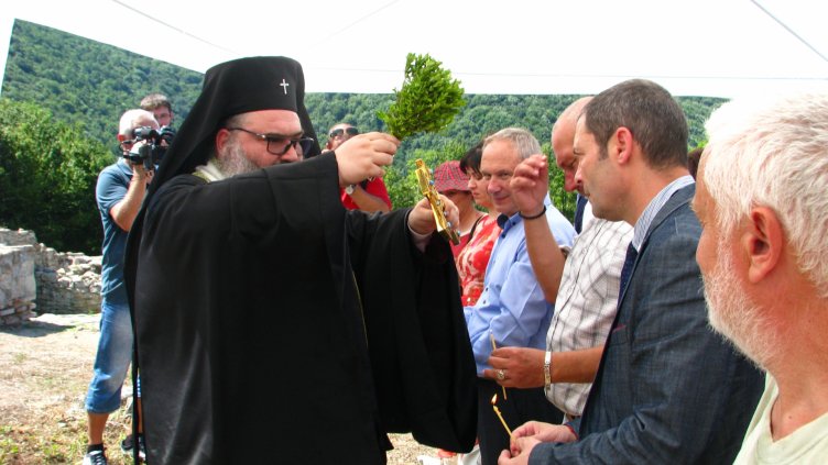 Отслужиха тържествен водосвет в руините на раннохристиянската катедрала в Мисионис