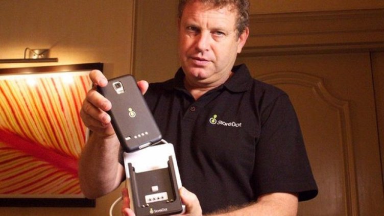 CES 2015: Зарядно зарежда телефоните ни за секунди