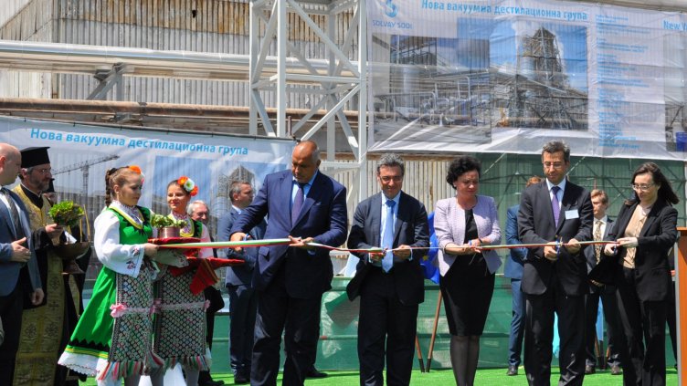 Премиерът Бойко Борисов преряза лентата заедно с Ивелина Василева, посланика на Белгия у нас Аник Ван Калстер, Кристоф Клемант и Бурхан Ергене, председател на химическа група „Шишеджам”.  Снимка ПЛАМЕН ГУТИНОВ