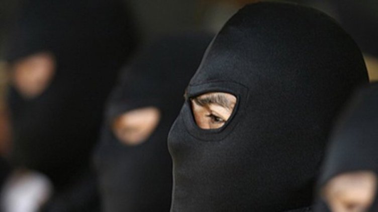 Маскирани обраха мъж и жена в 4 сутринта 